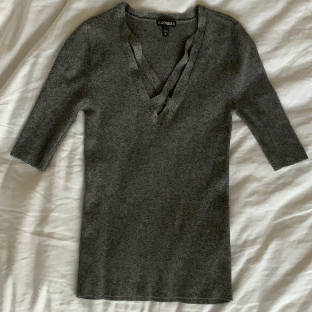 💛 Express gray crisscrossed top